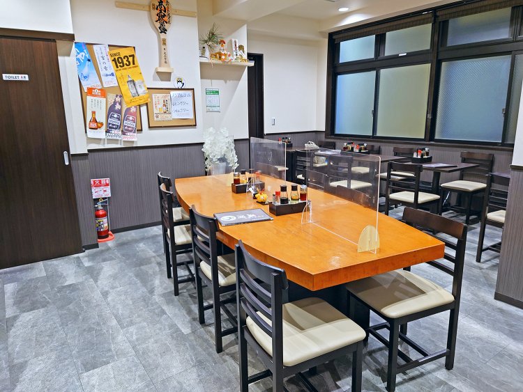 入り口近くにはカウンター席もあり、お一人様も安心。