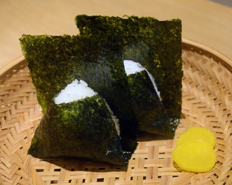 これがお店自慢のおにぎり（1つ297円～）。固く握りすぎず、ふんわりとした触り心地が印象的。