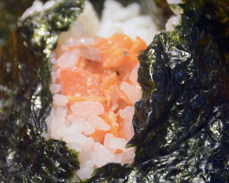 おにぎりの中身はこんな感じに。あまりに柔らく、うまく割れなかったが具材もたっぷり入っている。
