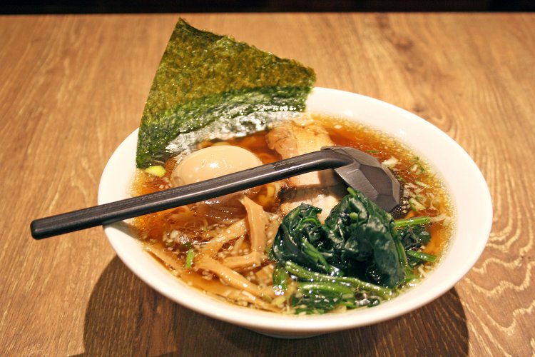 味玉入り正油ラーメン850円。具はチャーシュー、メンマ、ほうれん草、のり。