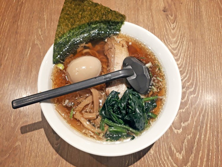 味玉入り正油ラーメン850円。具はチャーシュー、メンマ、ほうれん草、のり。