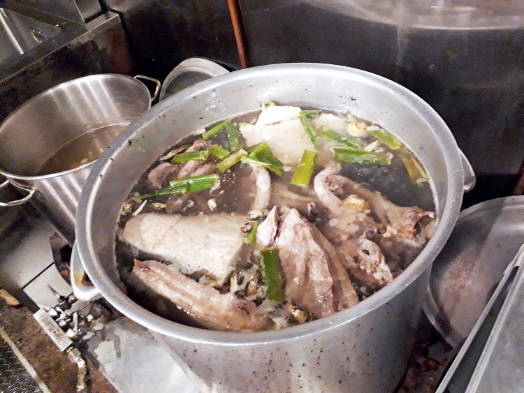 スープは、鶏ガラや豚の背ガラに野菜や煮干しなどを煮込んで作る。