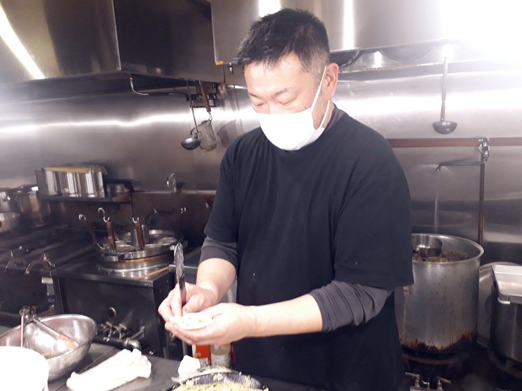 町中華が原点の店長は餃子作りもお手のもの。