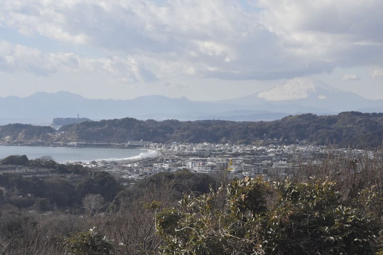 三方が山、一方が海に面しているのがわかる（衣張山へ向かう途中にあるパノラマ台からの風景）。