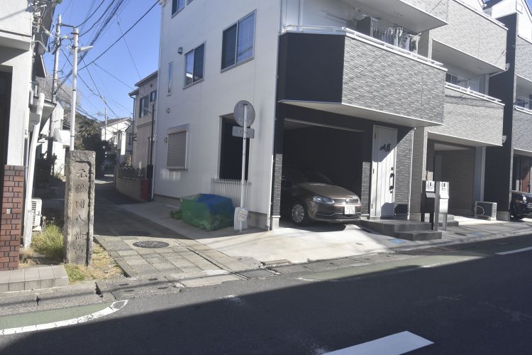 閑静な住宅地の一画にある路地の入り口に見逃せない石碑があった。