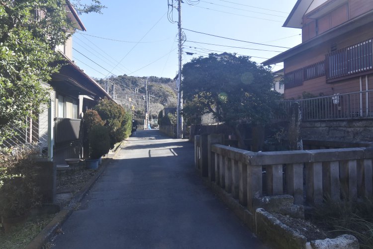 元八幡を後にして線路沿いの道を東へ。右にあるのは日蓮上人ゆかりの碑。