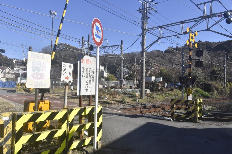 名越踏切で横須賀線を渡る。