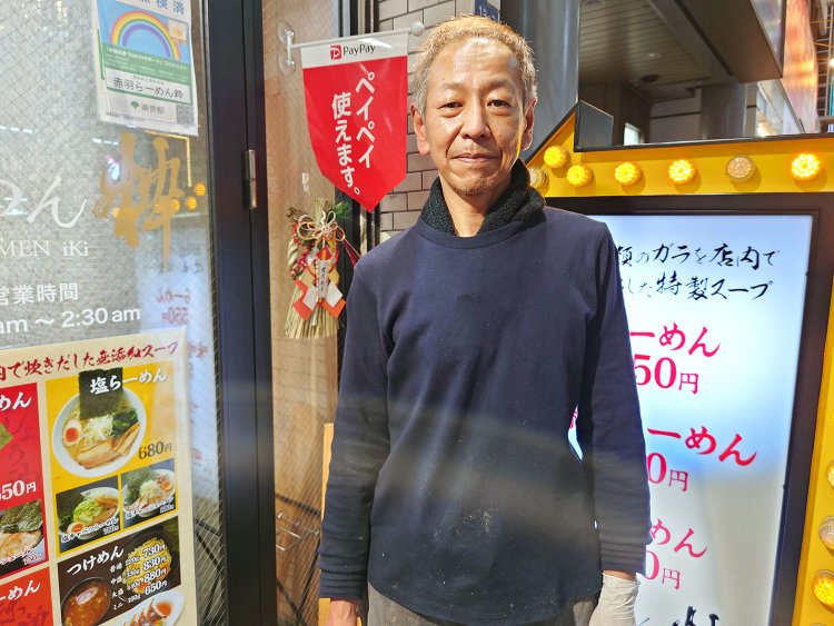 中村オーナーと一緒に家系の総本山『吉村家』にもよく食べにいったという、店長の柏木一俊さん。今もいろんな店を食べ歩いて作り方を観察したり、日々の研鑽がラーメン作りに活かされている。