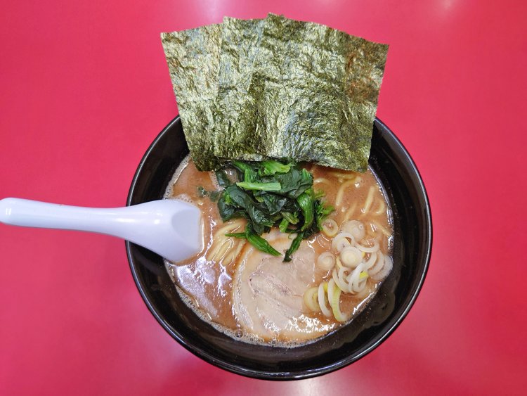 らーめん550円。濃厚な豚骨醤油スープに太麺。具はバラチャーシュー1枚、硬めの海苔3枚、ほうれん草。