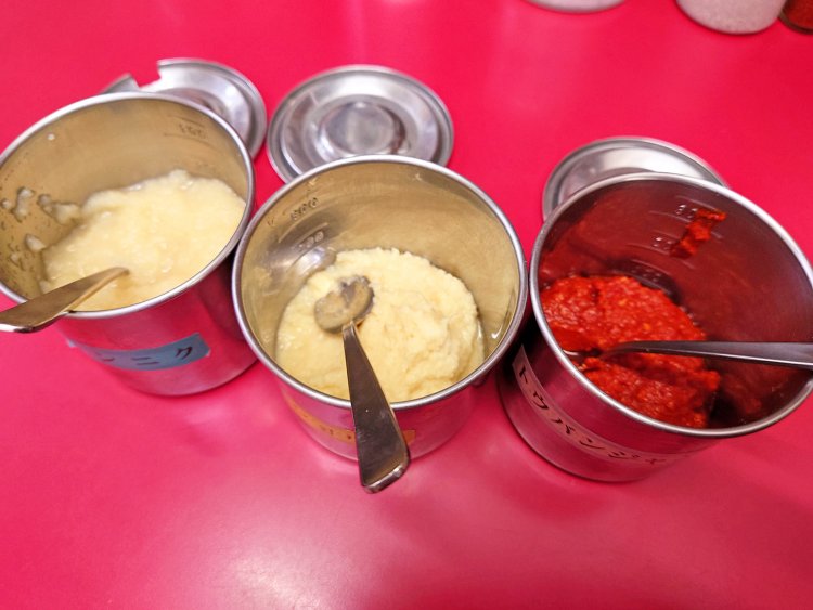 卓上の調味料は卸しニンニク、ショウガ、豆板醬、胡椒、一味、ゴマ。