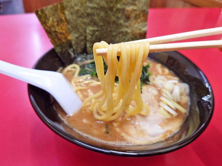 迷わず選んだ太麺は王道の好相性。おすすめの細麺は次回のお楽しみに。