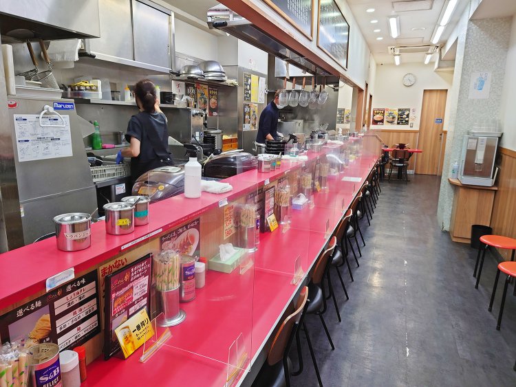 カウンター12席、奥に4人掛けテーブル1卓。中待ち席もあり、混雑時でも座って待つことができるのがうれしい。