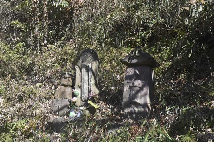 寛政12年（1800）の庚申塔と首のない地蔵尊。