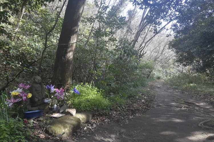 鎌倉市子ども自然ふれあい公園の片隅に佇む愛らしいお地蔵さん。