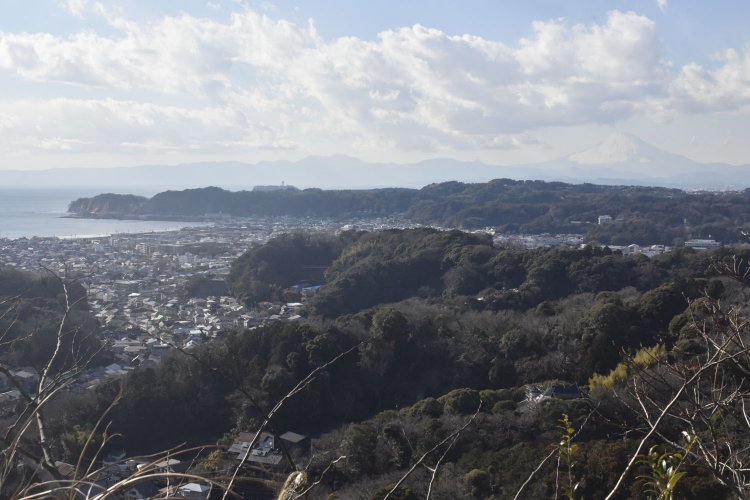 衣張山山頂から鎌倉の全景を望む。三方が山で南が海という、防御に優れた地形がよくわかる。