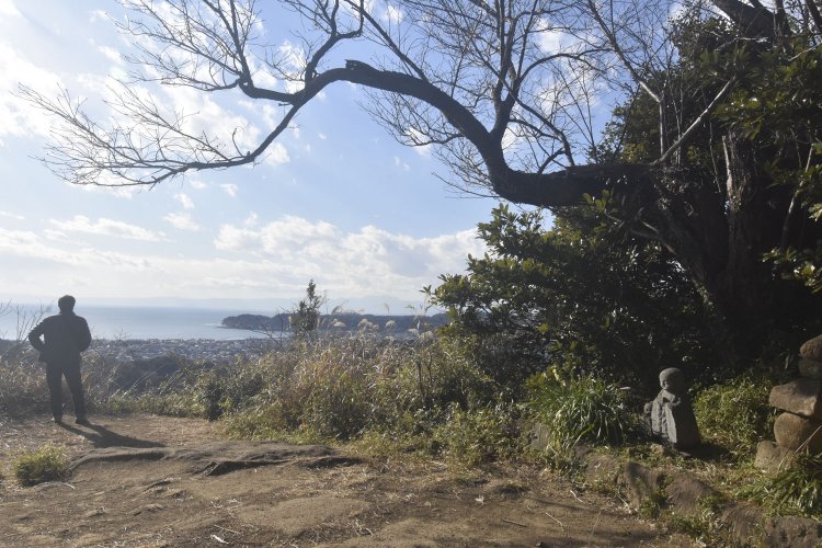 山頂は広く、平坦なので休憩スポットに最適。