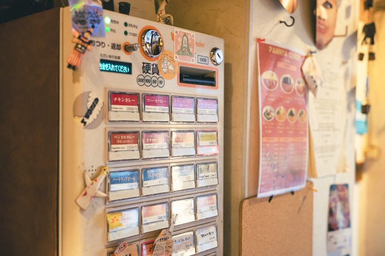 カレーの注文は、入り口付近にあるレトロ風なミニ券売機で。