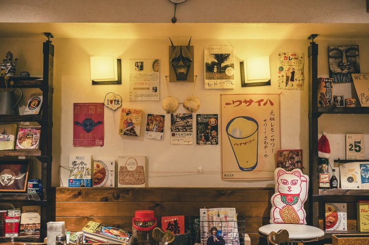 エスニックと和が混在した店内は居心地がいい。