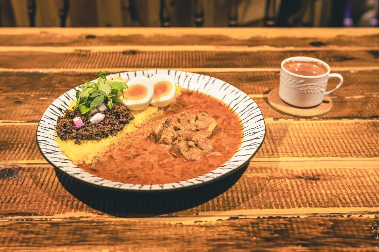 チキンとキーマのカレー1380円にトッピングの卵のピクルス150円を追加。