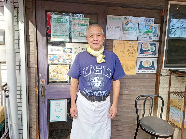 店主・渡邊保治さん。気さくな人柄で「裏話しちゃうと……」と興味深いお話が次々と。