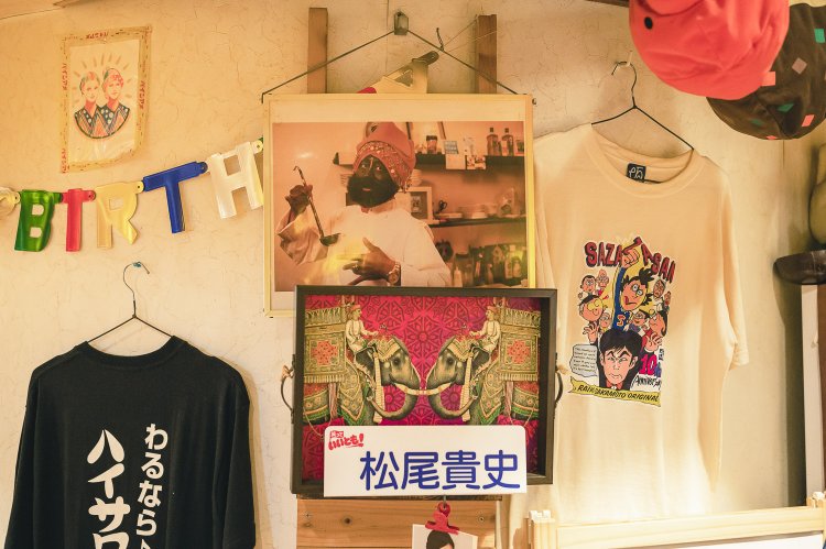 店内には、インド人に扮した松尾貴史さんの写真が（一見すると、誰だかまったくわからない……）。