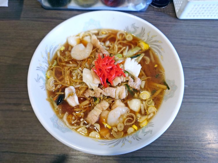 スープ入り焼きそば800円。渡邊さんが子供の頃から慣れ親しんだ味を再現しつつ、ボリューム満点に仕上げた一杯。