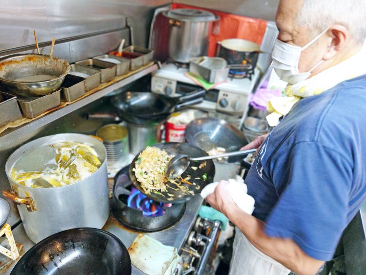 麺を焼き付けるのがポイント。しっかり炒めることで麺にソース味がしみこむ。