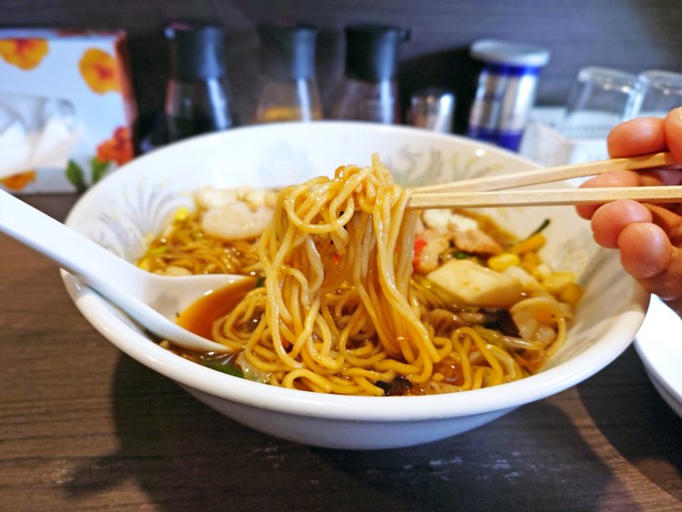 焼きそばは蒸し麺を使うところラーメン用の中麺を使用。通常の焼きそばにしても美味しい麺だ。