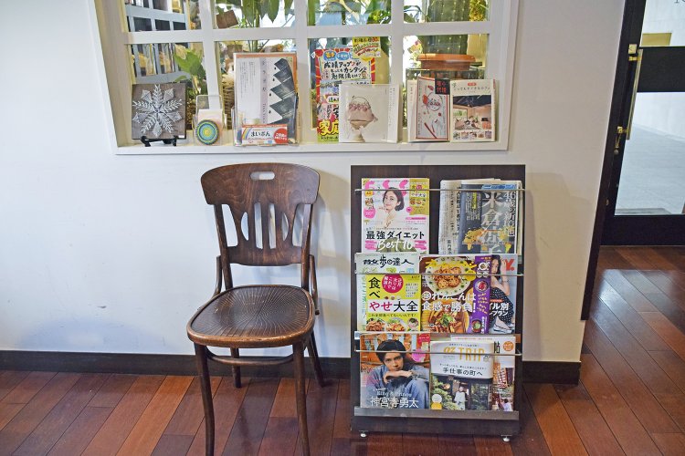 店に入ってすぐのところに置かれた新聞や雑誌。ふらりと1人で来ても、ゆっくりできそう。