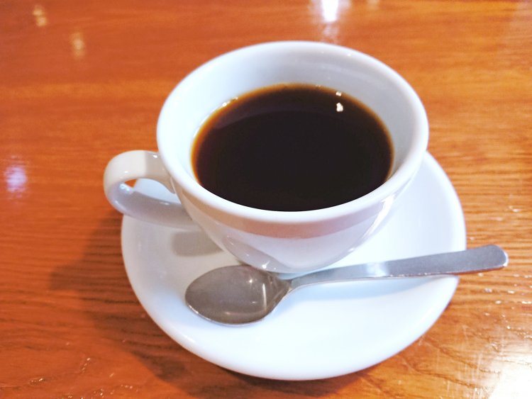 森のコーヒー412円。見た目は濃そうだが、スッキリと飲みやすく、爽やかな後味。
