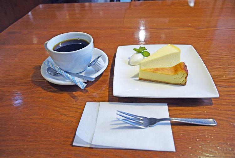 チーズケーキ（NYとベイクドの2種セット）491円。