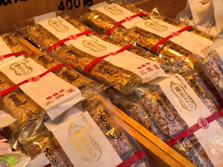 南京ねじ400円はクセになる味で、ついもう一つ食べたくなる。