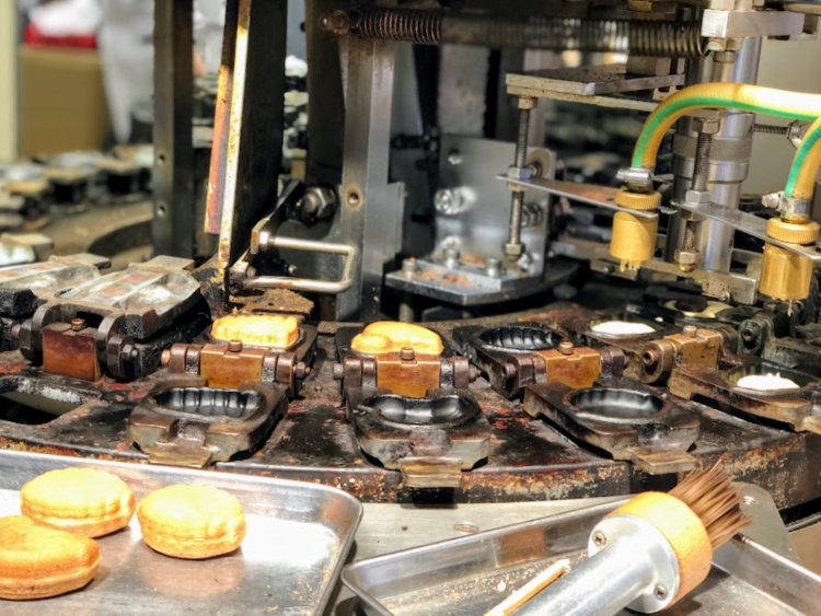 店内にある人形焼を焼く機械。いつでも焼きたての味をお客さんに提供したい、という思いの表れだ。