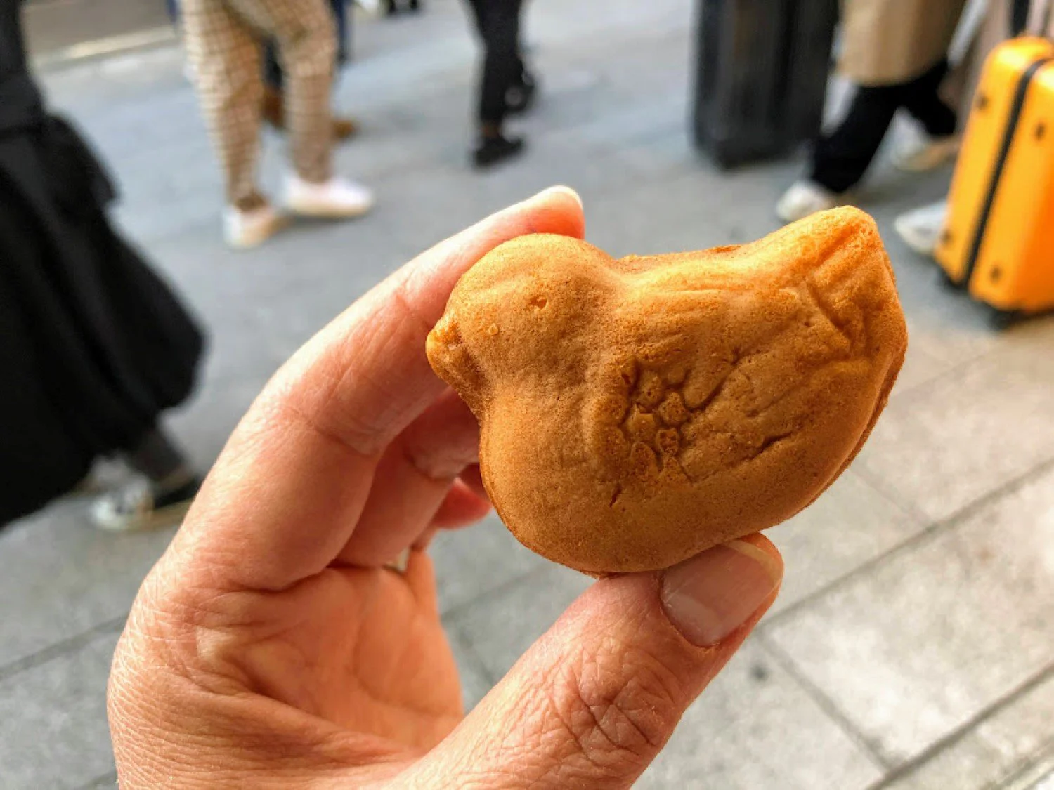 浅草で焼きたての人形焼を食べるなら 三鳩堂 店頭からほかほかをお届け さんたつ By 散歩の達人