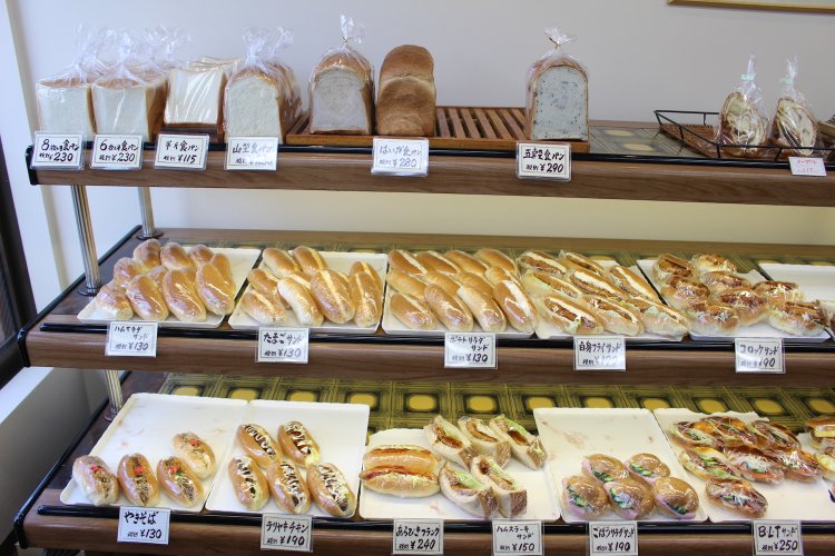 さまざまな惣菜パンがズラリと並ぶ