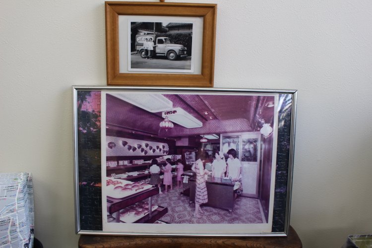 上の写真は60年ほど前に店の前で、下は40年ほど前の店内の写真。