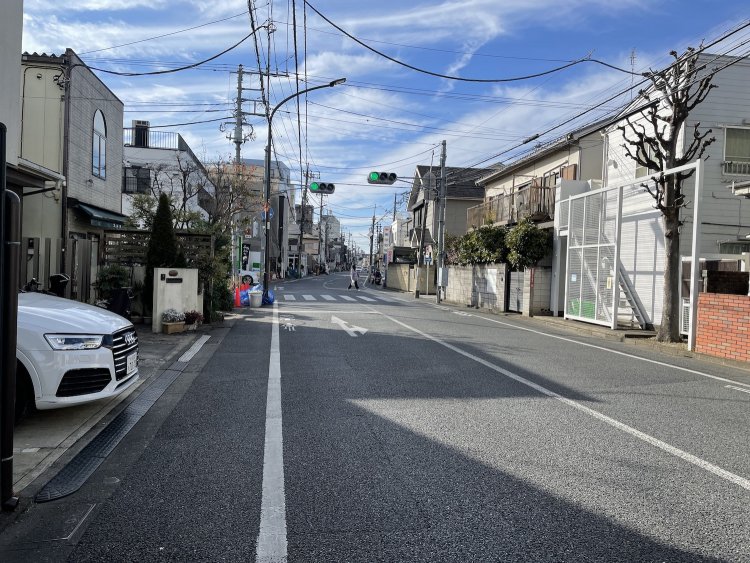 現在の女子大通り。かつては店がたくさん並んでいた。