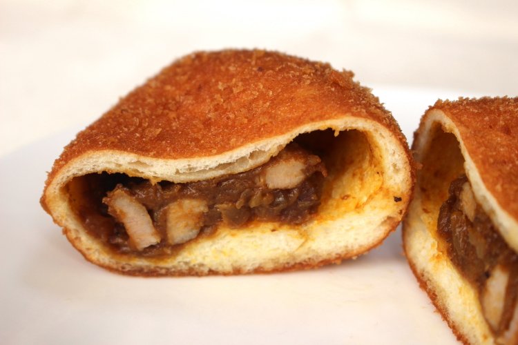 肉がちゃんと入ったカレーパン。