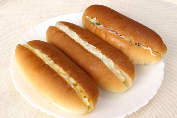 右上からハムサラダサンド、ポテトサラダサンド、たまごサンド。それぞれ130円。