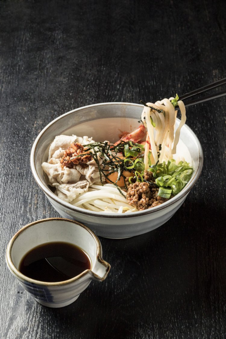 キムラーうどん850円。キムチや食べるラー油を盛り込むからキムラーうどん。ネーミング担当は淳子さん。