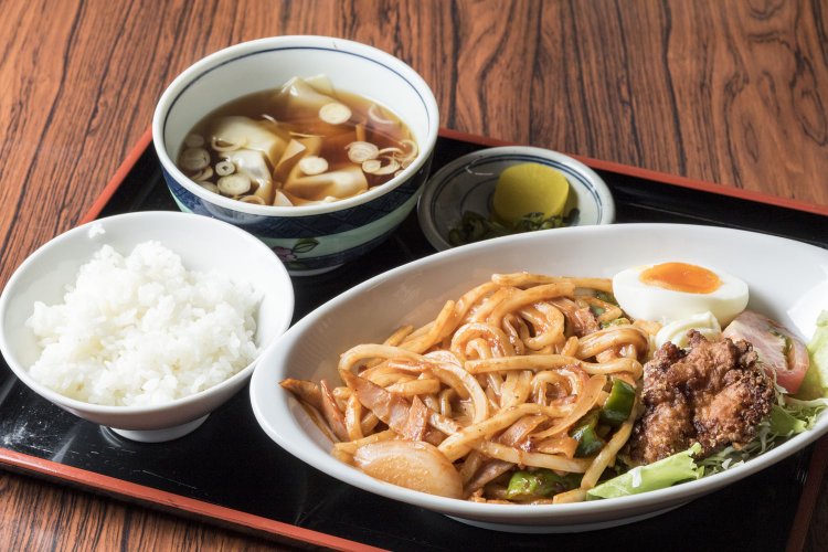 ナポリタンうどん定食950円。ワンタンスープまで付く。焼けたケチャップの匂いがそそる！　店の看板のそばなど合わせて品書きは110種以上。