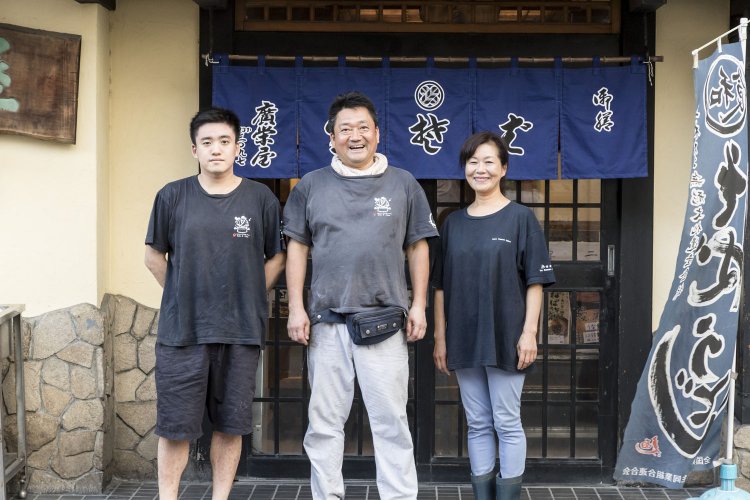 1926年創業の食堂を切り盛りする3代目夫婦と4代目。