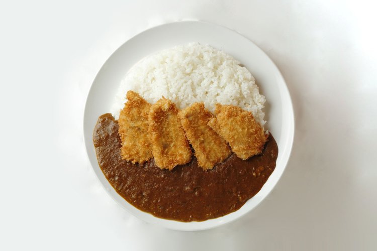 サメカレー850円。この日は近海で捕れたアオザメを使用。くせのない柔らかな身が特徴。サメの入荷状況はお店HPにて告知。