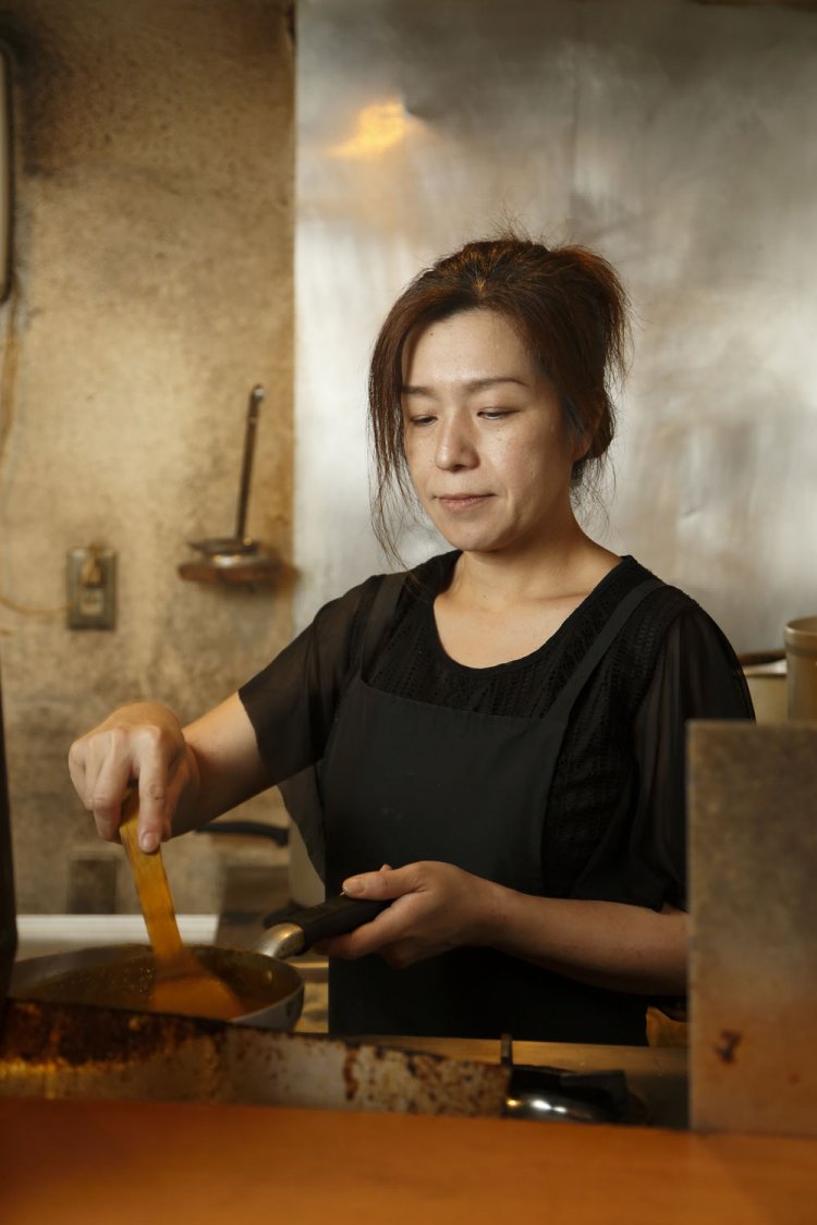 カレーは一杯ずつ火にかけ、味を引き締めて提供。