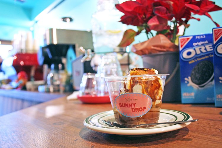 アフォガート650円。エスプレッソに溶かされたとろとろのバニラアイスの濃厚さが絶品。