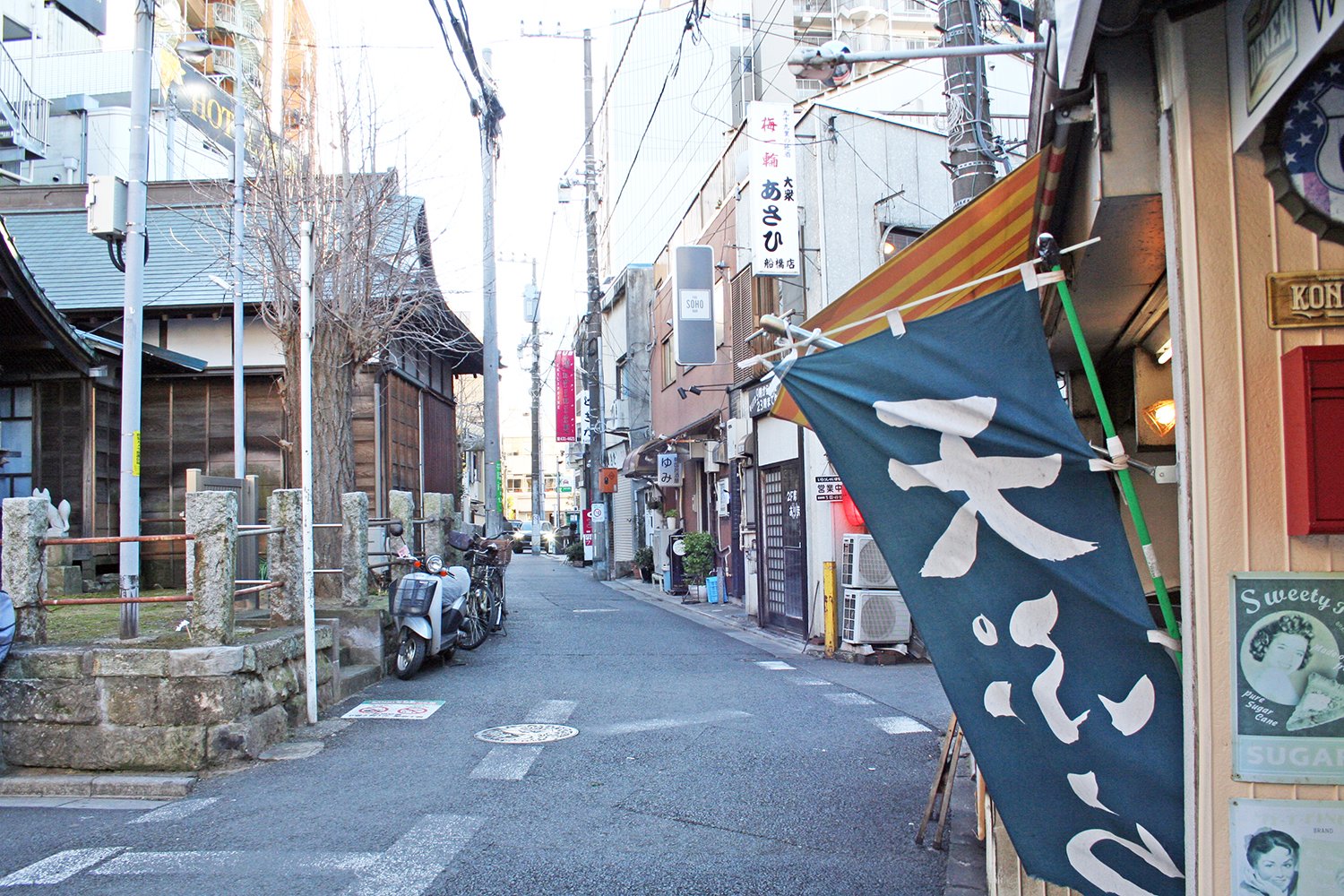 昔の日本映画のワンシーンに迷い込んだ気分になる路地裏感満載のこの通りの先に『SUNNY DROP』がある。