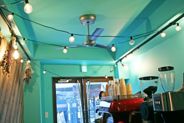 天井に渡された電球が、なんとなく外国の屋台っぽい。