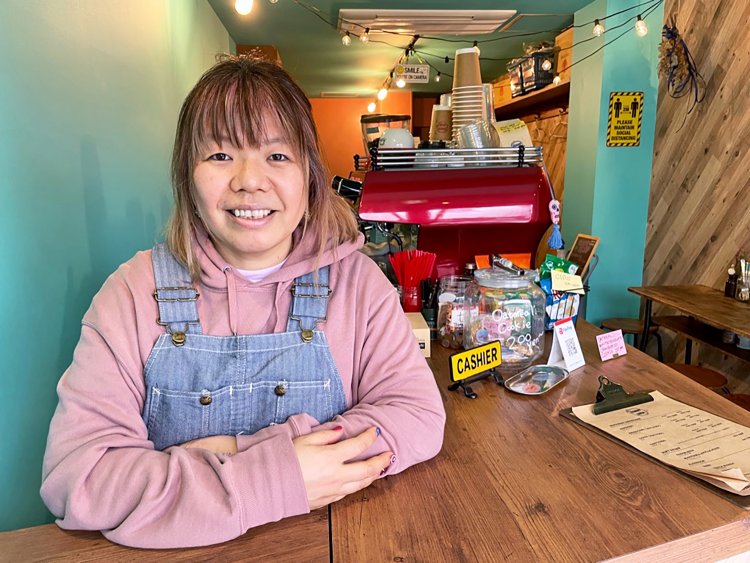 「人が好き、コーヒーが好き、お酒も好き」という店主のリツコさん。