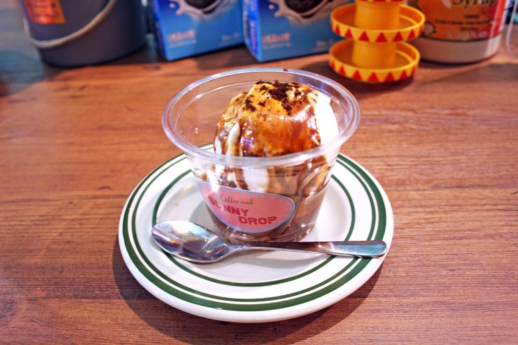 エイミー（アフォガート）650円。エスプレッソに溶かされたとろとろのバニラアイスの濃厚さが絶品。底に敷き詰めた砕いたクッキーは、リツコさん手作りのオートミールクッキー。