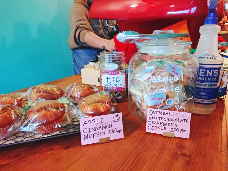 ハンドメイドのマフィンやクッキーも売られている。オートミールクッキー（右）は、アフォガートにも使われているもの。